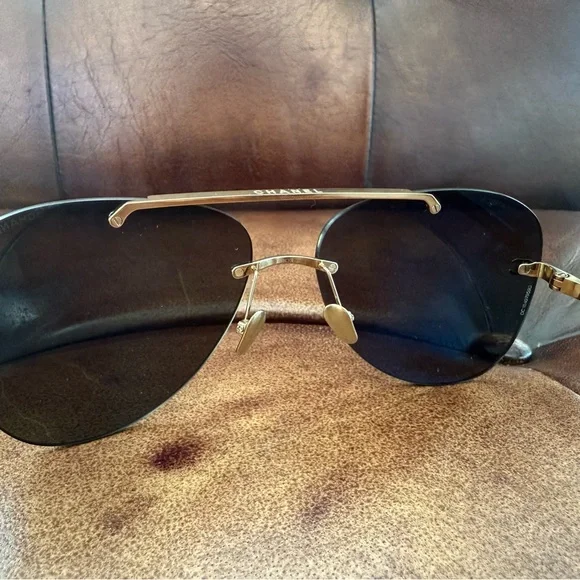 CHANEL Black Sunglasses Modern Design - Picture 4 of 4